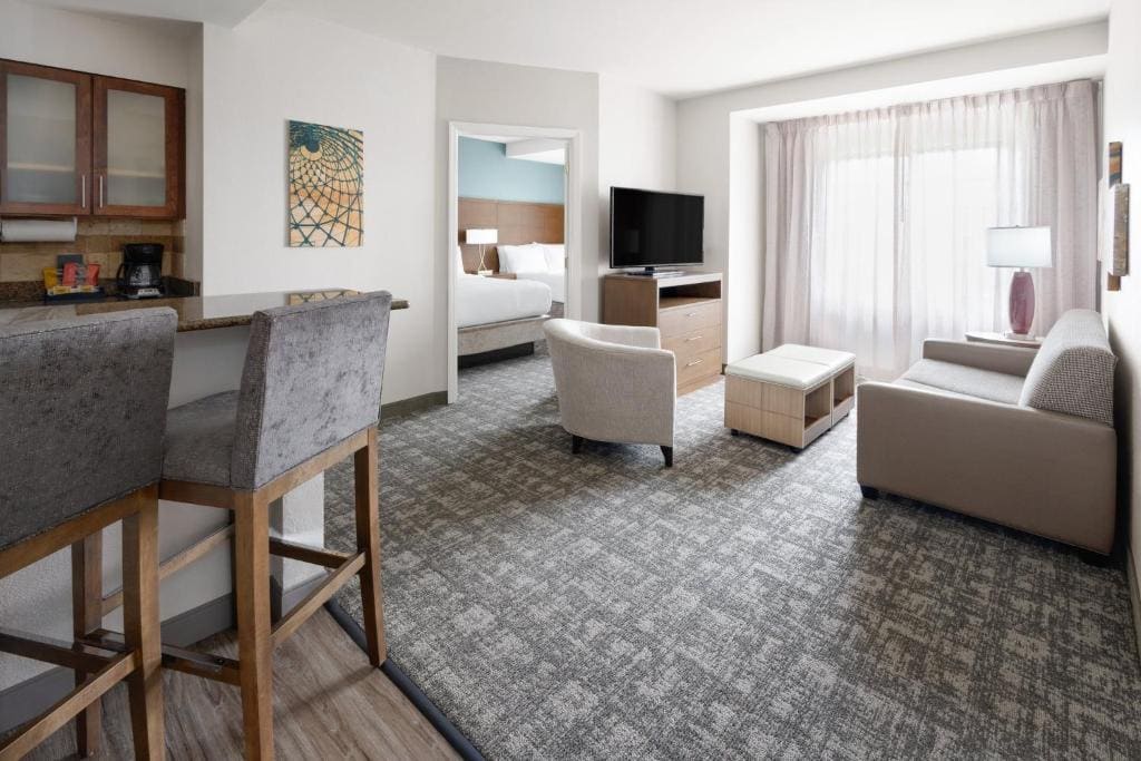 One-Bedroom Suite with Two Double Beds room - Image 3