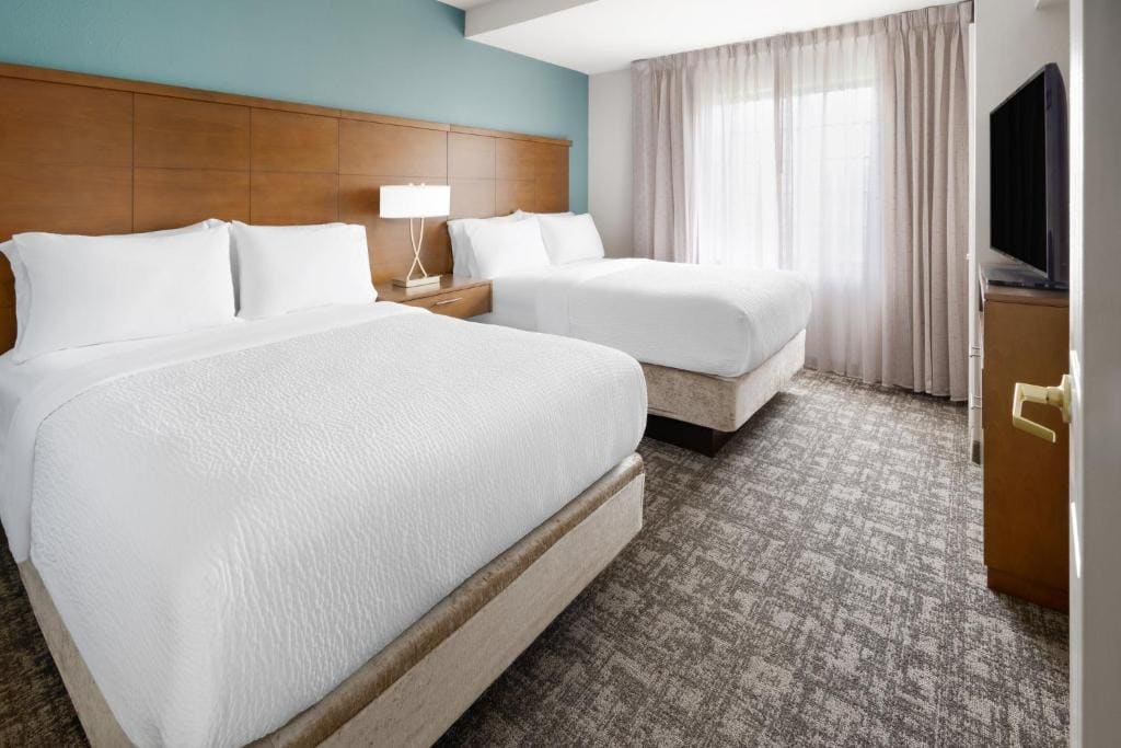 One-Bedroom Suite with Two Double Beds room - Image 2