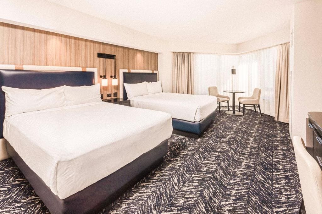 Romulus Luxury 2 Queens room - Image 1