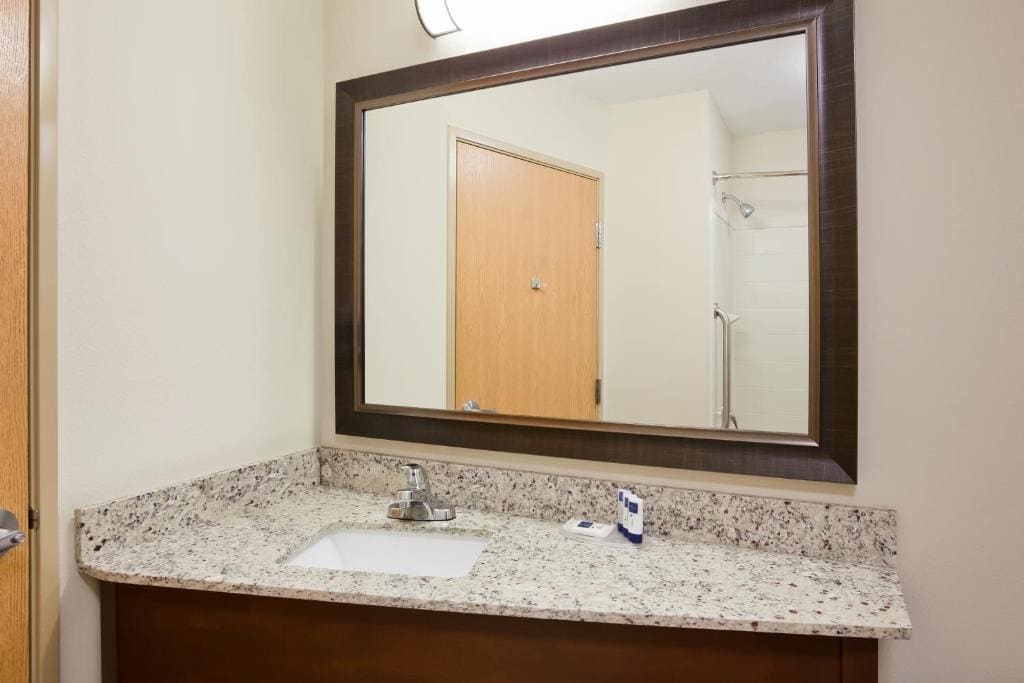 Deluxe Queen Room with Two Queen Beds - Non-Smoking room - Image 2