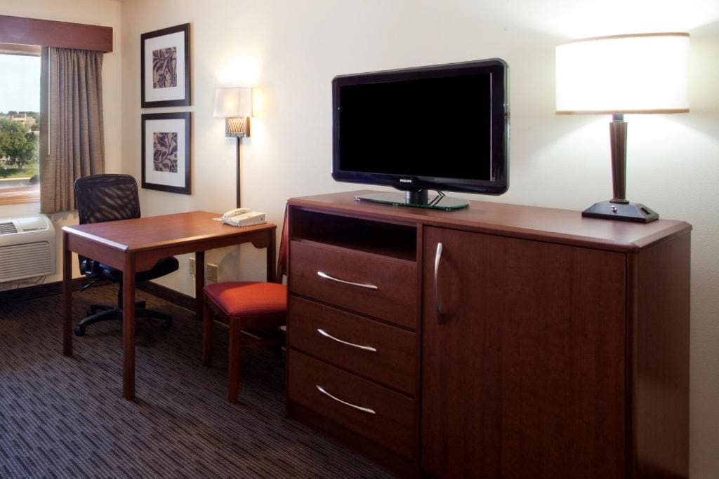 King Room - Mobility Access/Non-Smoking room - Image 2