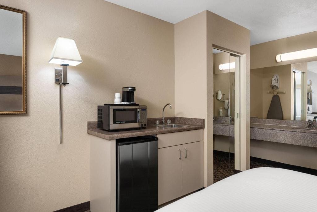 Studio Suite with Two Queen Beds - Non-Smoking room - Image 2