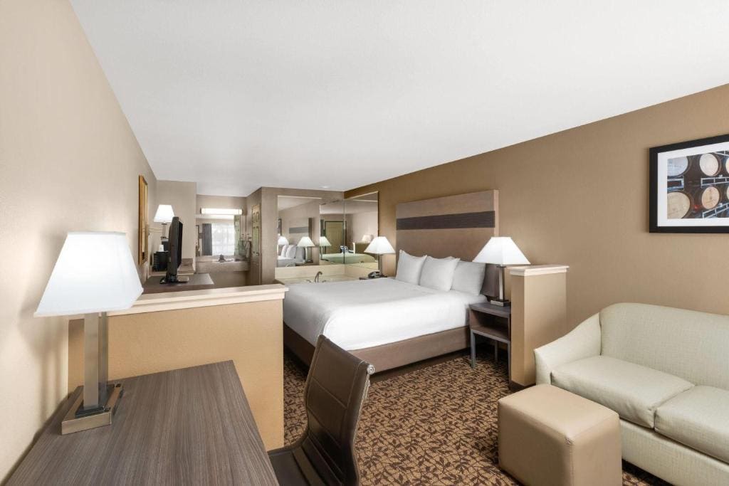1 King Bed, Suite, Jetted Tub, Non-Smoking room - Image 1