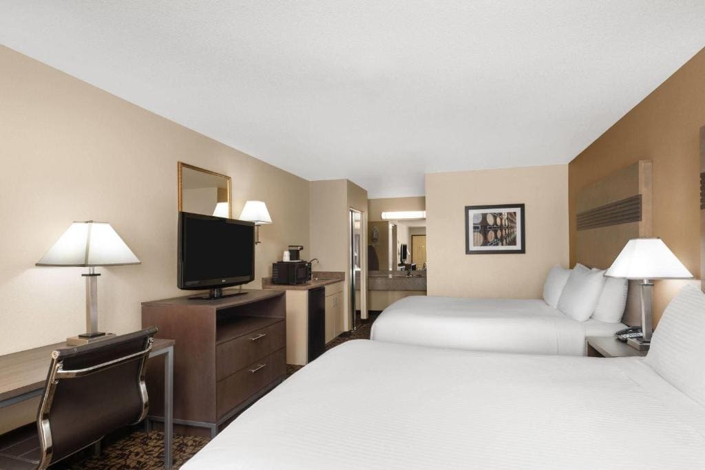 Queen Room with Two Queen Beds - Non-Smoking room - Image 1