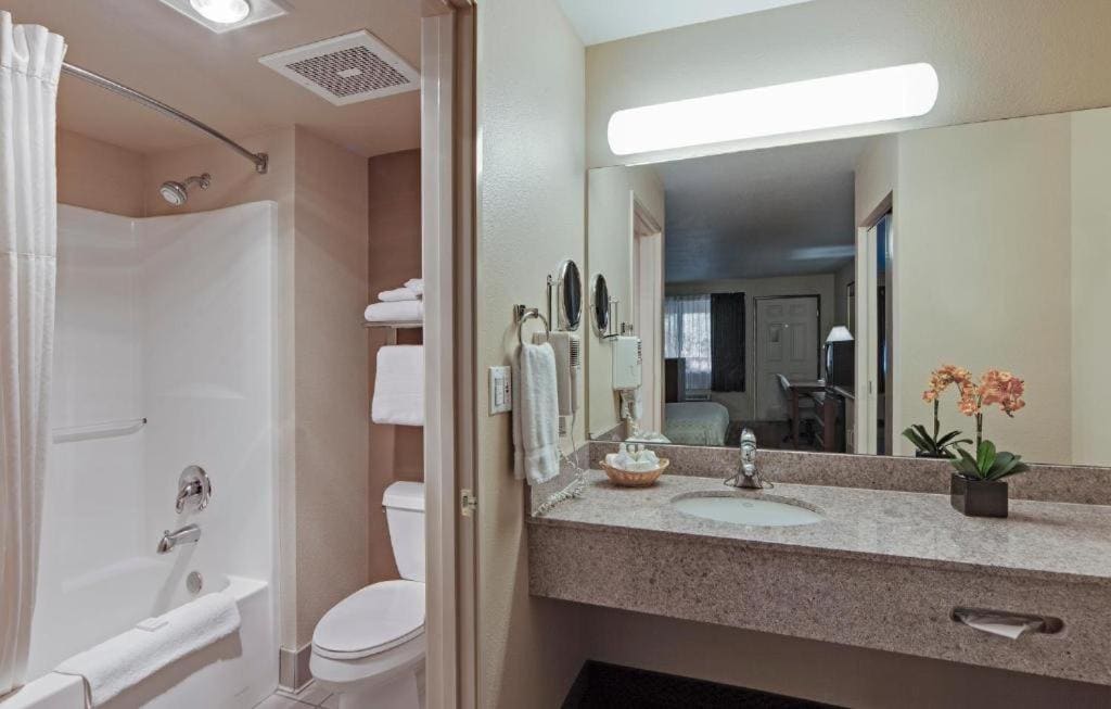 King Room - Mobility Access/Non-Smoking room - Image 3