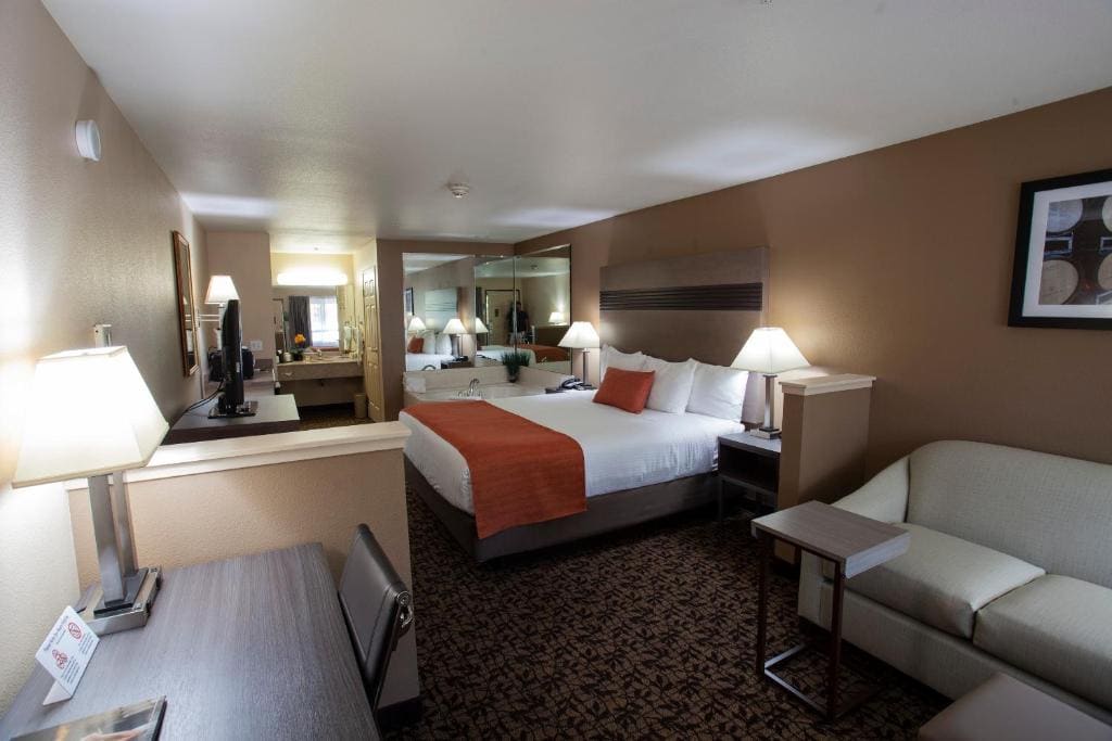 1 King Bed, Suite, Jetted Tub, Non-Smoking room - Image 2