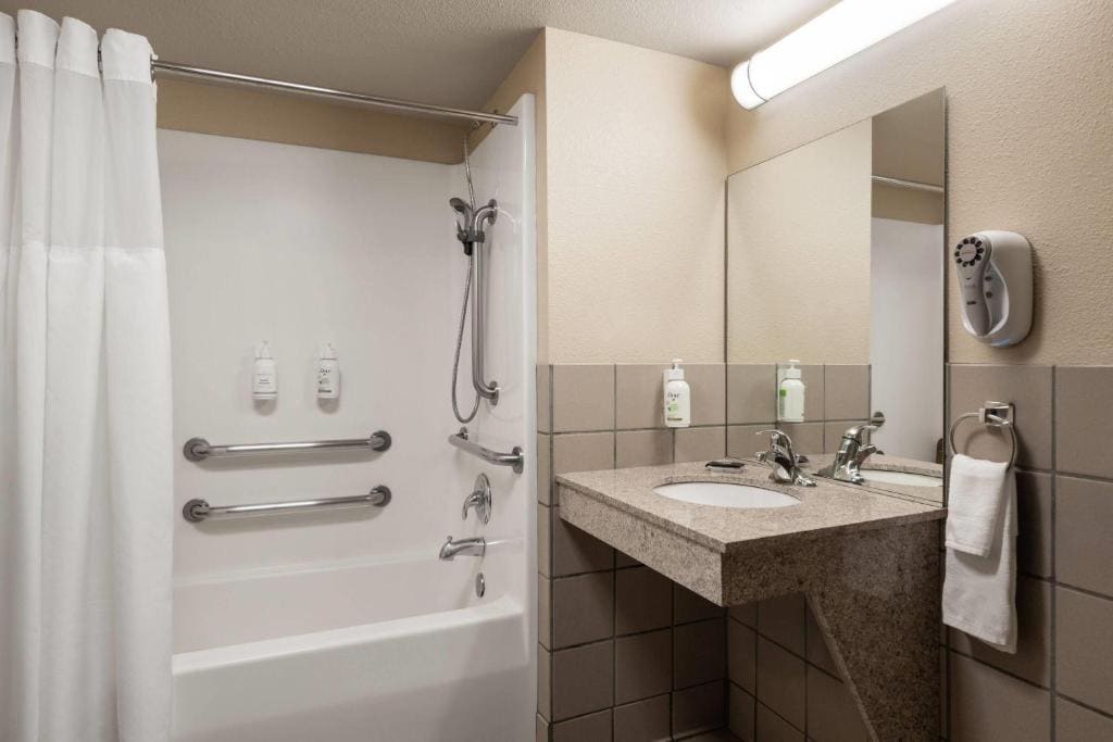 King Room - Mobility Access/Non-Smoking room - Image 2