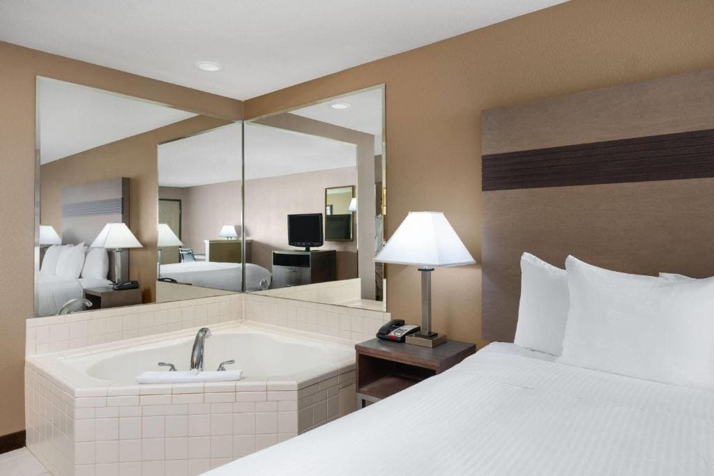 1 King Bed, Suite, Jetted Tub, Non-Smoking room - Image 3