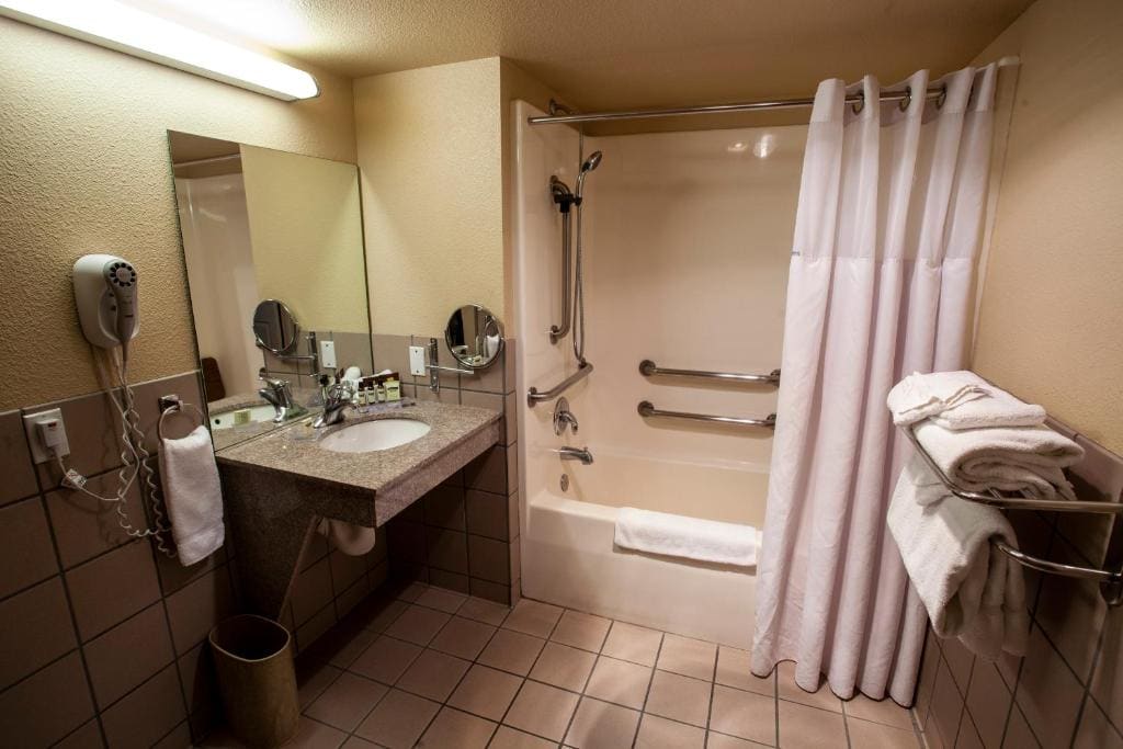 Queen Room with Two Queen Beds - Non-Smoking room - Image 2