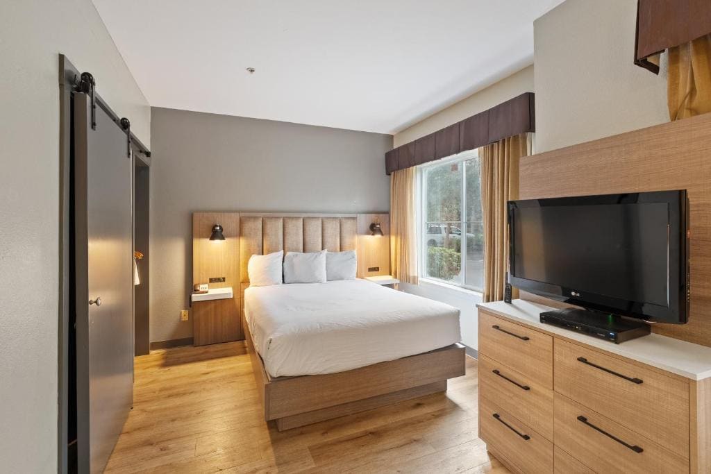 Queen Room with Sofa Bed - Disability Access/Non-Smoking room - Image 2