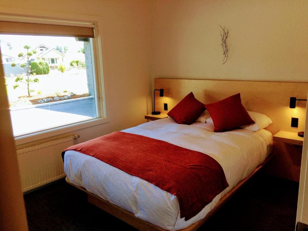 Cascades Deluxe Queen Studio room - Image 3