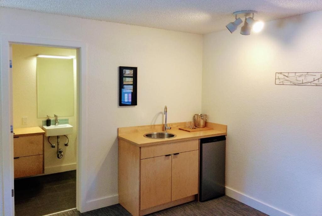 Mt Baker Queen Suite room - Image 2