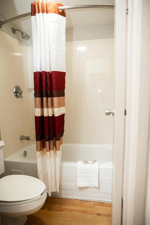 Deluxe King Larger Room Smoke Free room - Image 3
