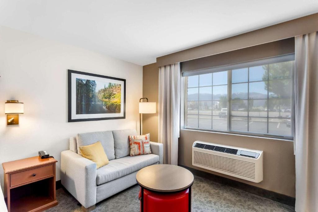 King Suite with Sofa Bed - Non Smoking room - Image 2