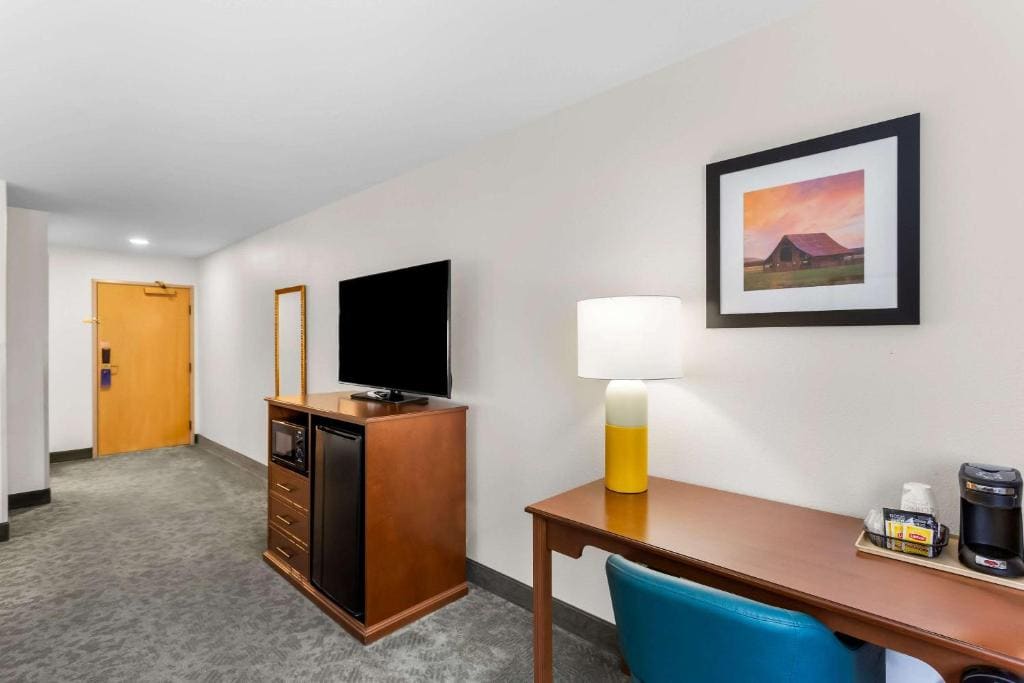 King Suite - Accessible/Non Smoking room - Image 2
