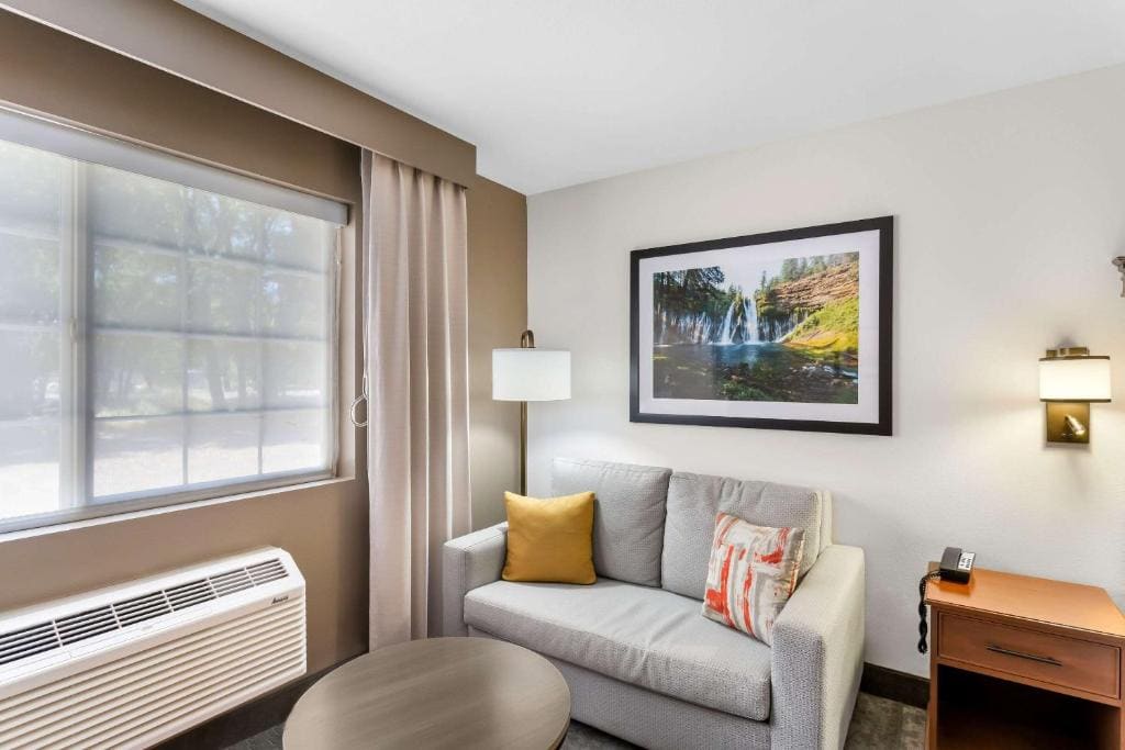 King Suite - Accessible/Non Smoking room - Image 3