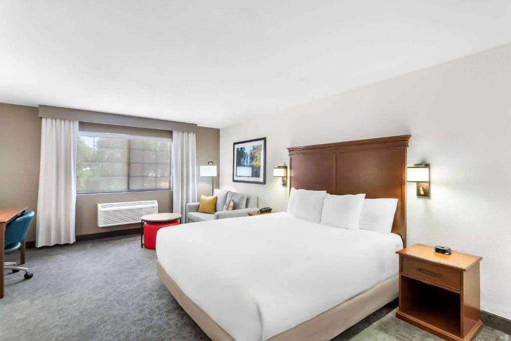 King Suite - Accessible/Non Smoking room - Image 1