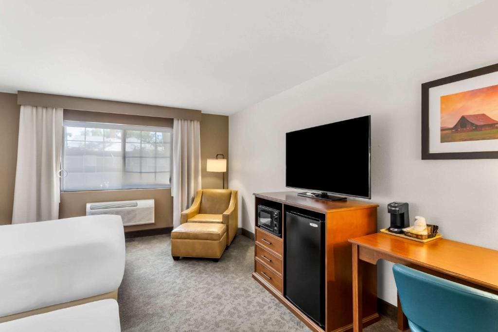 Queen Room with Two Queen Beds - Accessible/Non Smoking room - Image 3