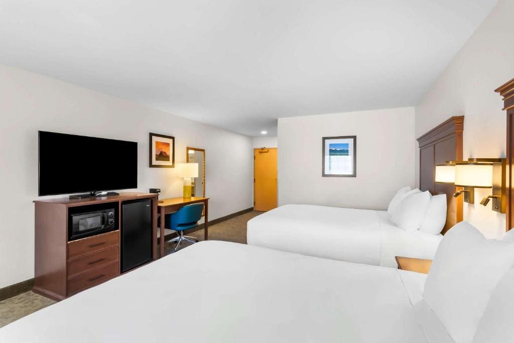 Standard Queen Room with Two Queen Beds - Non Smoking room - Image 2