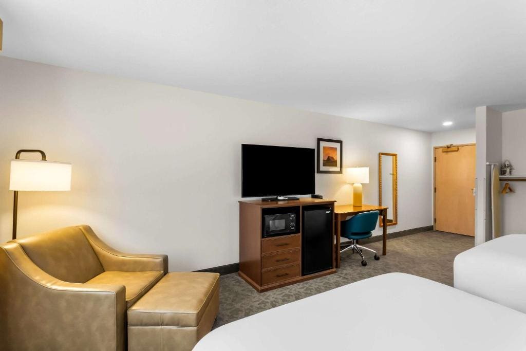 Queen Room with Two Queen Beds - Accessible/Non Smoking room - Image 2