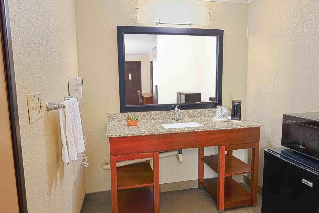 King Room - Handicap Accessible/Non-Smoking room - Image 3
