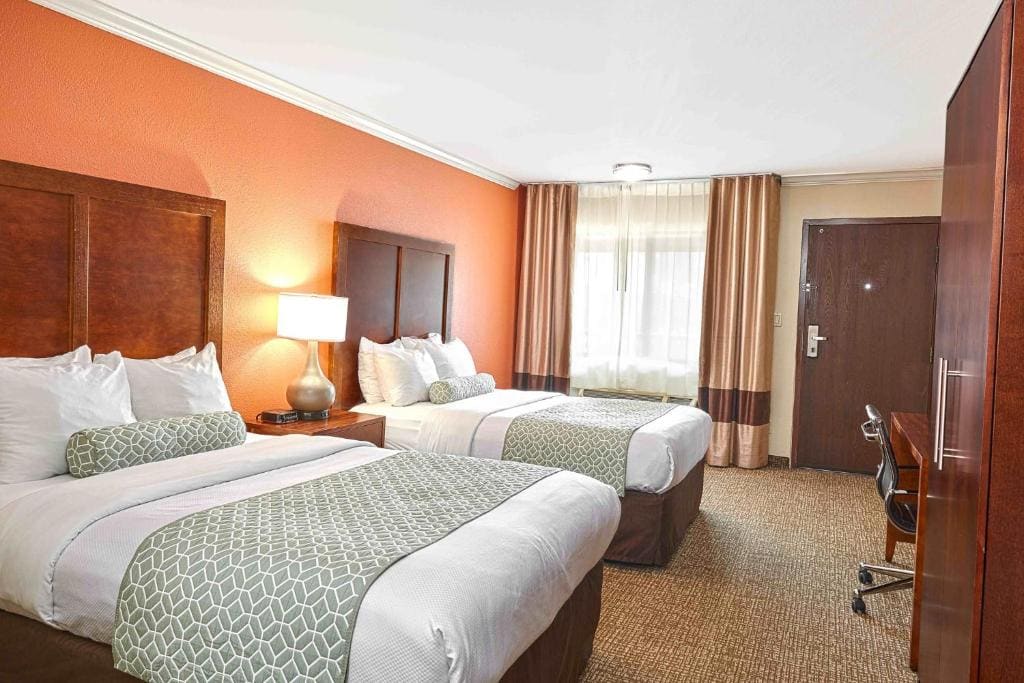 Room with Two Double Beds - Non Smoking room - Image 2