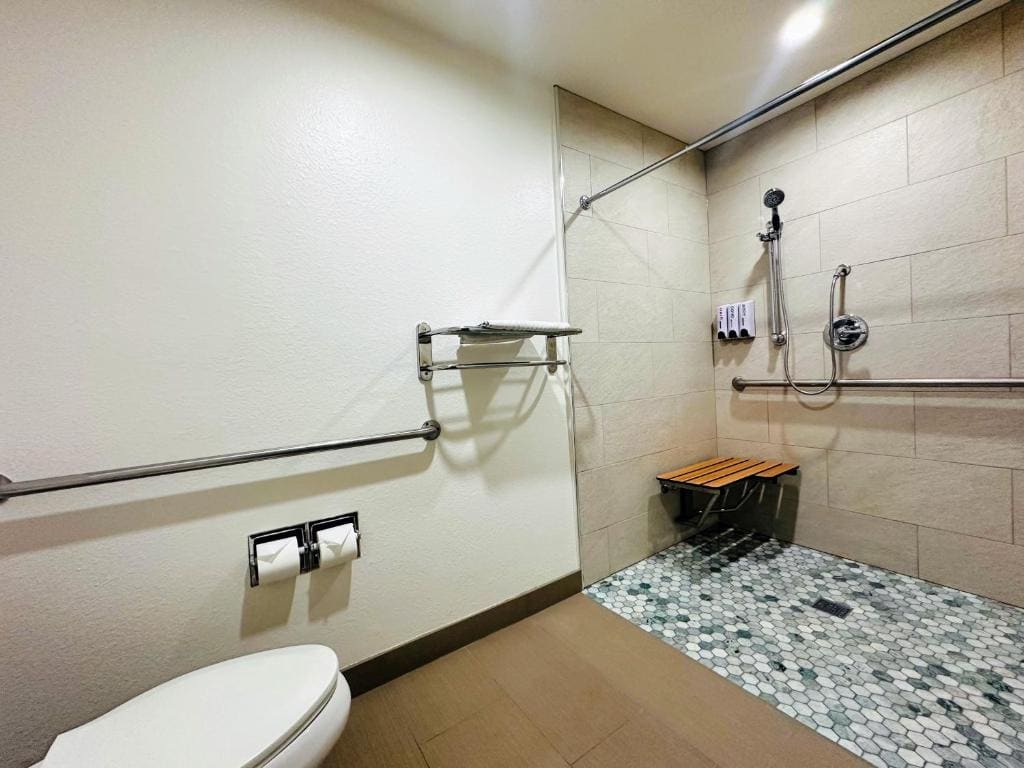 Queen Room - Disability Access room - Image 2