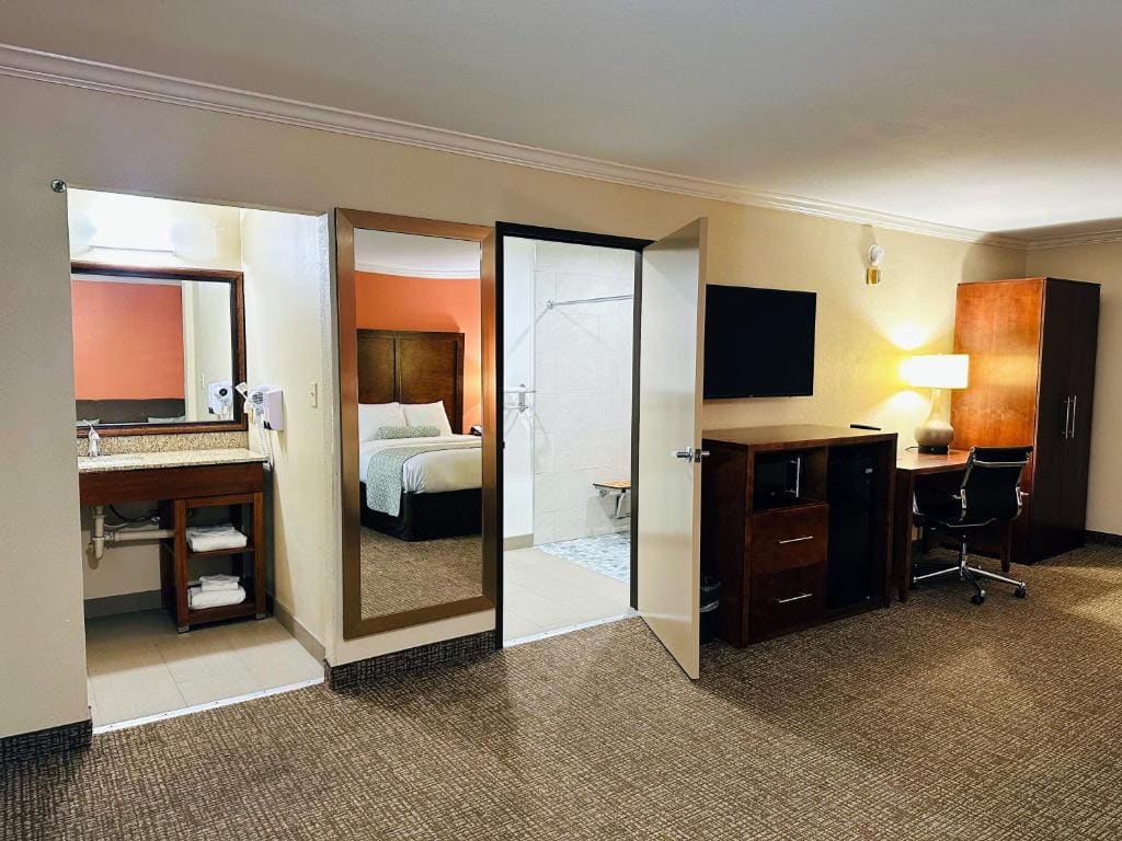 Queen Room - Disability Access room - Image 1