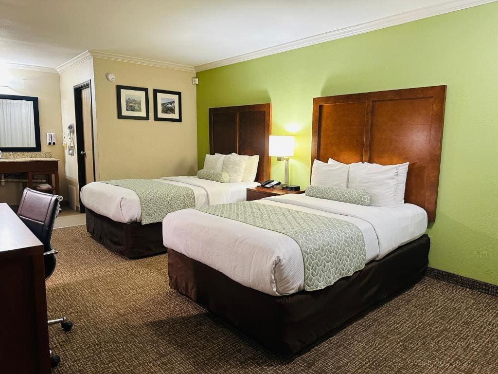 Room with Two Double Beds - Non Smoking room - Image 3