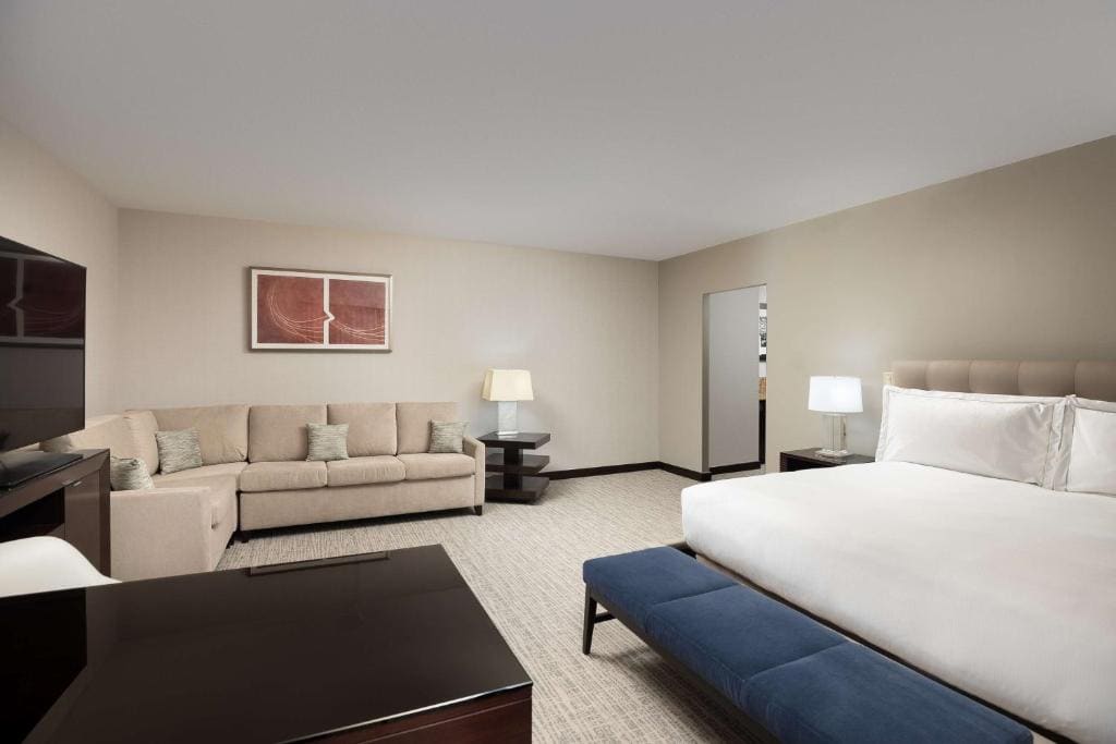 One-Bedroom King Suite room - Image 3