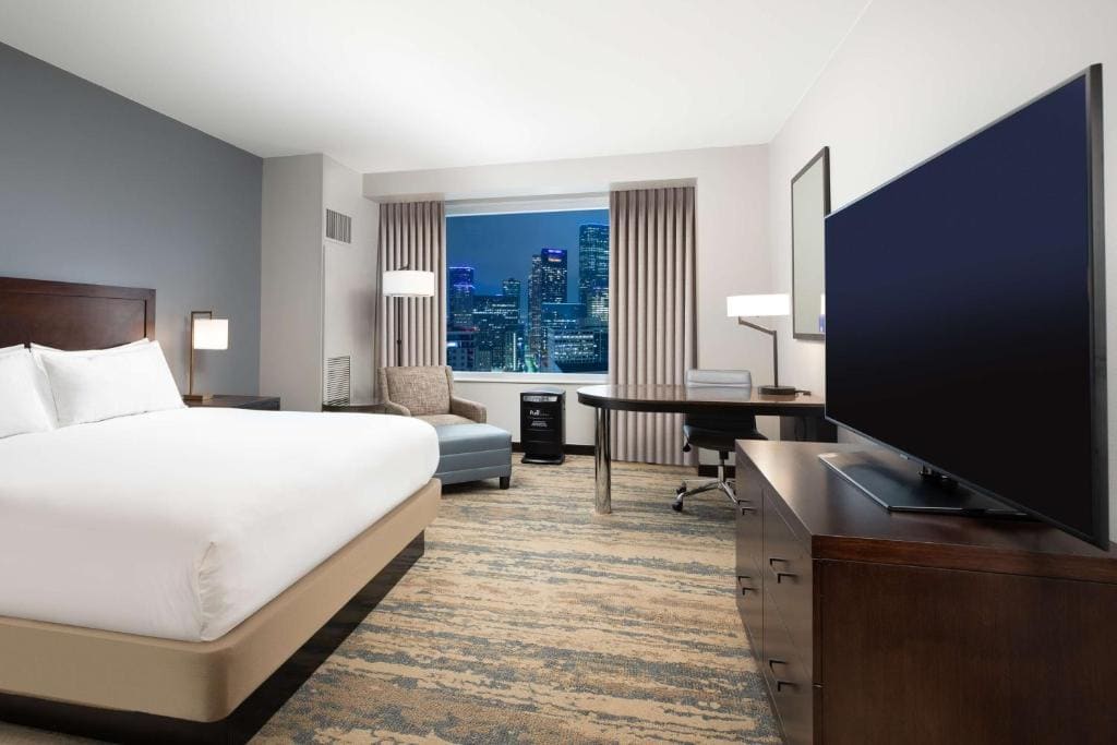 PURE Wellness King Room room - Image 2