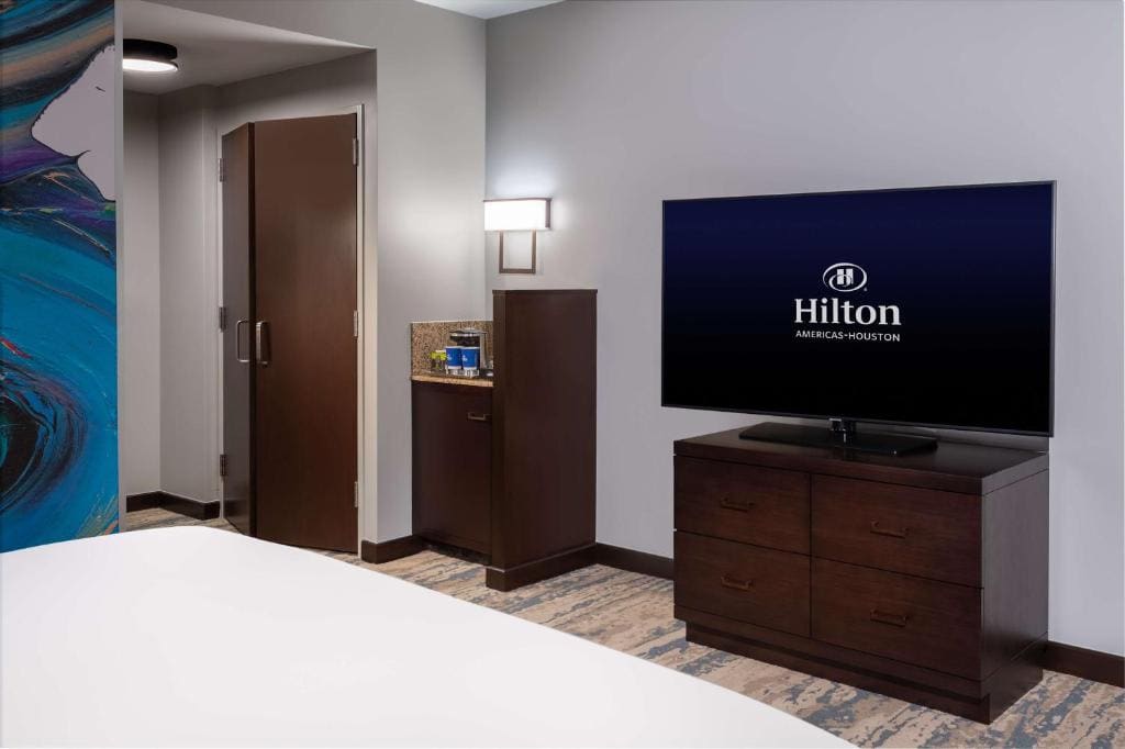 PURE Wellness King Room room - Image 3