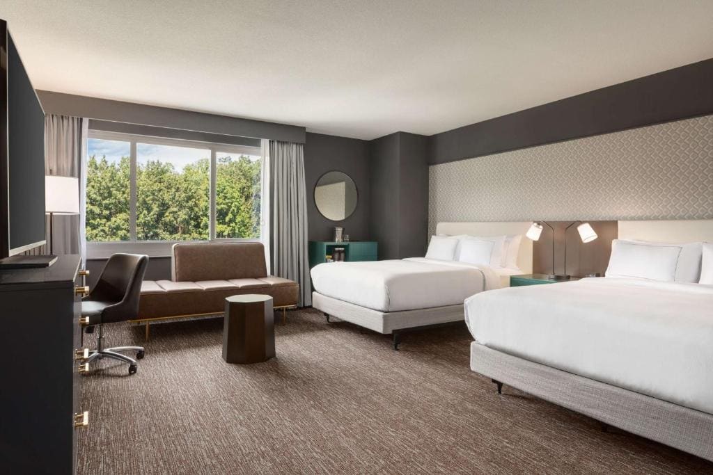 Queen Room with Two Queen Beds - High Floor room - Image 2