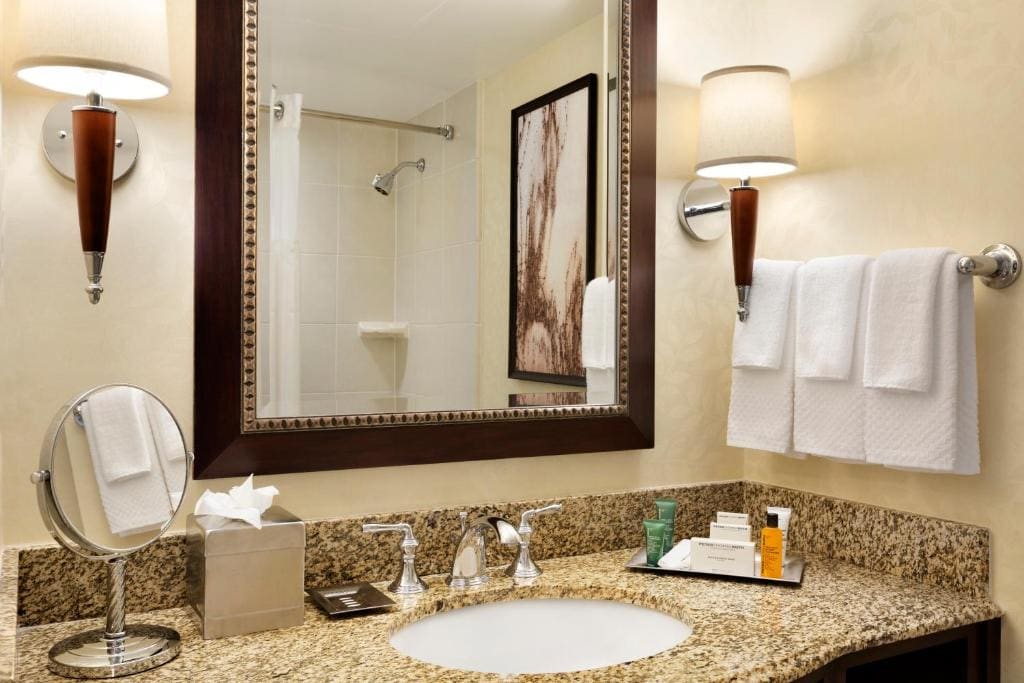 King Room with Tub - Mobility and Hearing Access room - Image 2