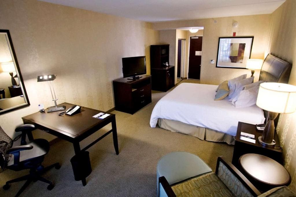 King Room with Bath Tub - Mobility Access room - Image 1