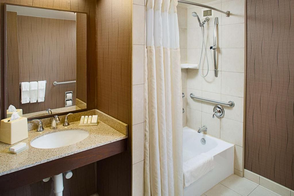 King Room with Accessible Tub - Mobility Access room - Image 2