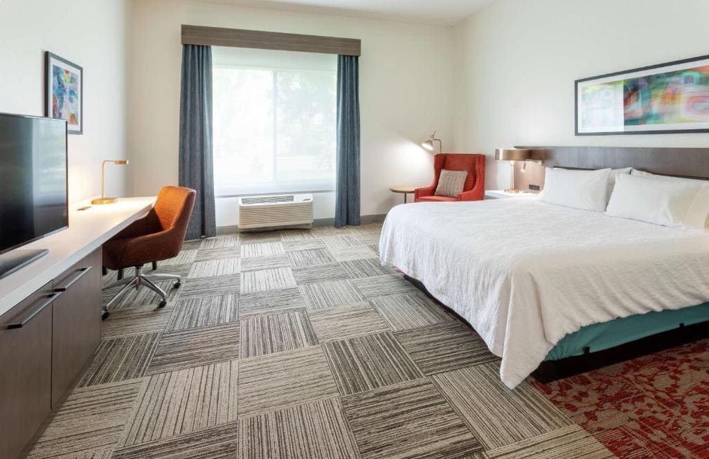 One-Bedroom King Suite room - Image 2