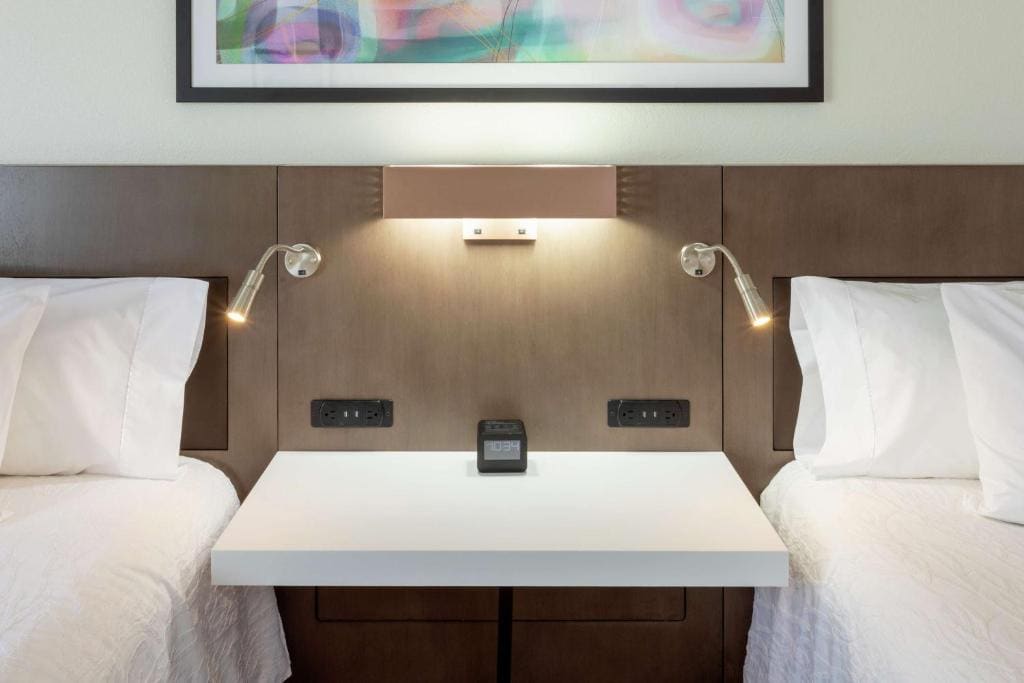 Queen Room with Two Queen Beds - Mobility Access room - Image 2