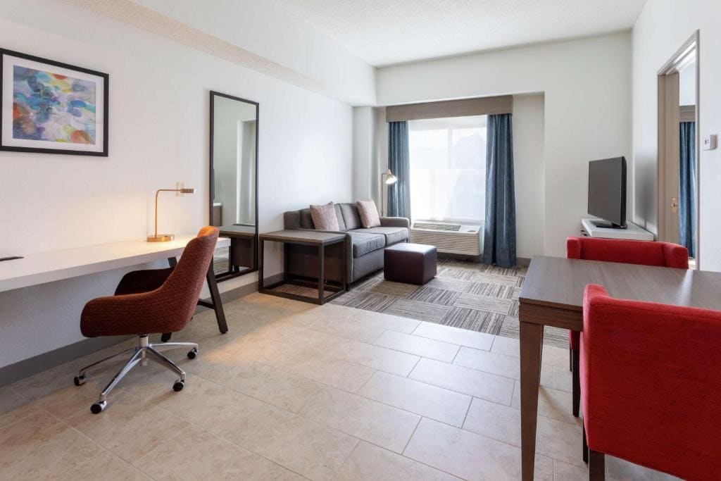 One-Bedroom King Suite room - Image 3
