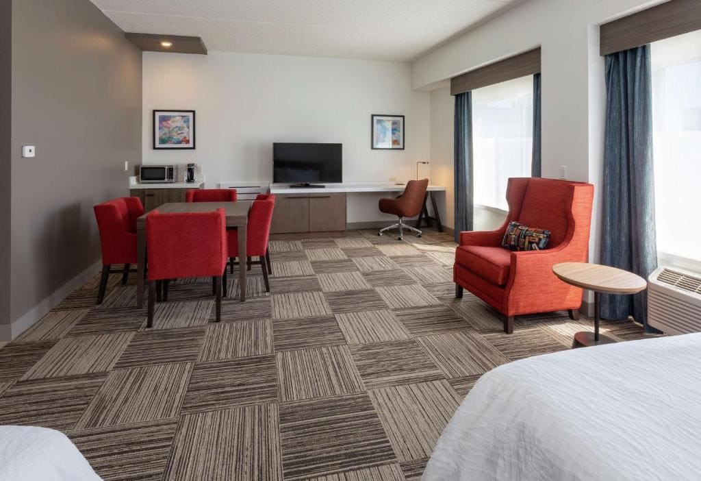Queen Room with Two Queen Beds - Mobility Access room - Image 3