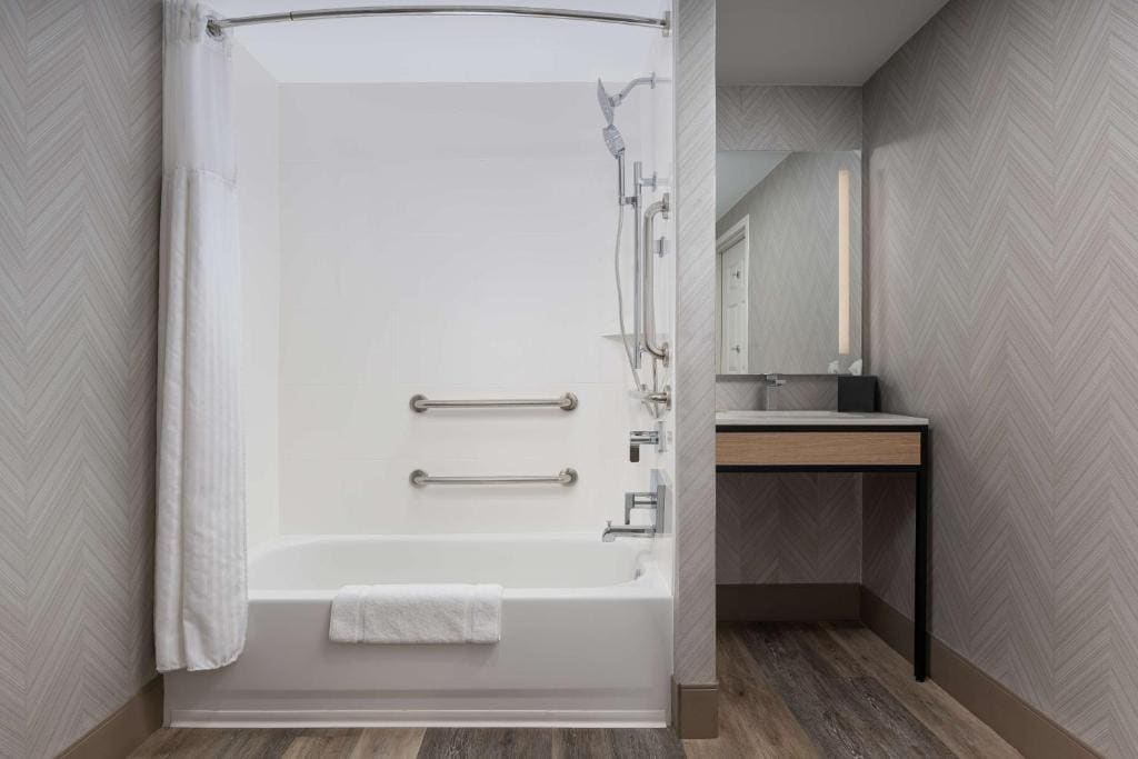 Queen Room with Two Queen Beds - Mobility and Hearing Access room - Image 1