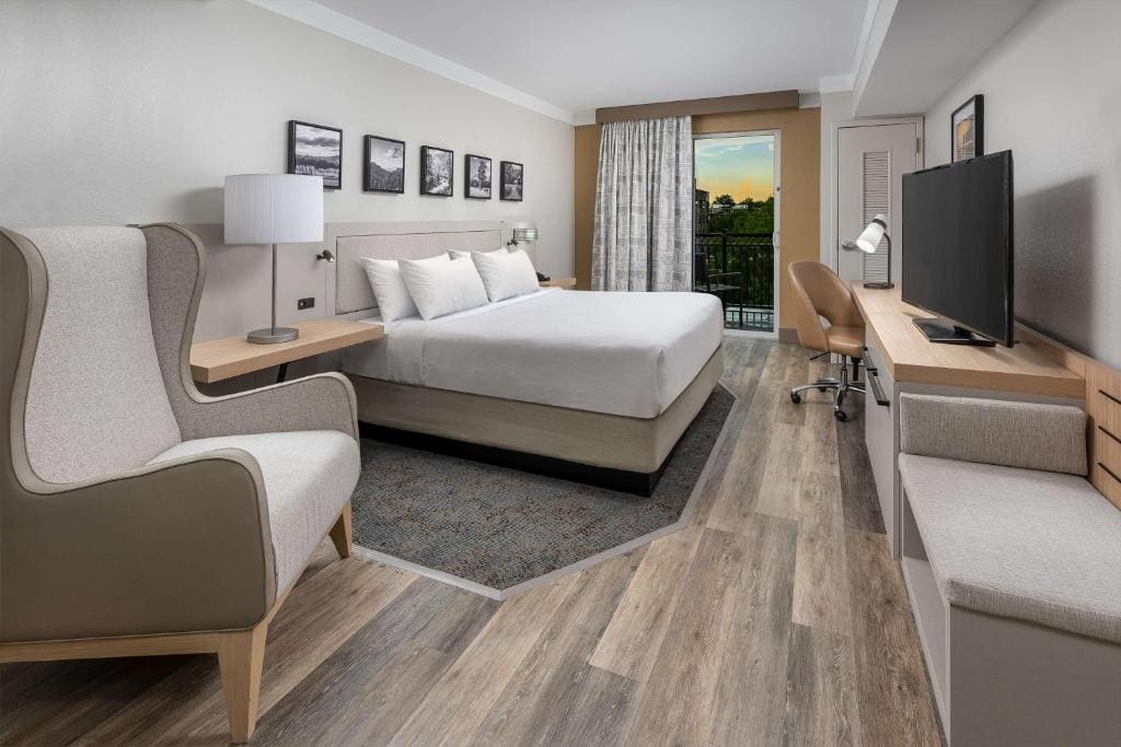 King Room with Balcony - Non-Smoking room - Image 2