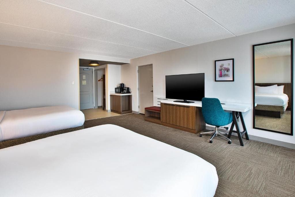 Queen Room with Two Queen Beds - Non-Smoking room - Image 2