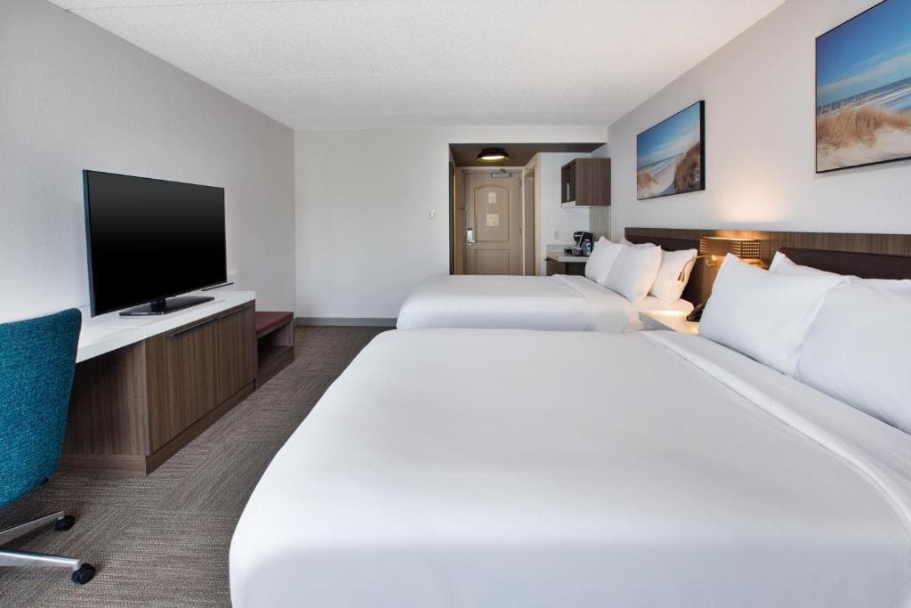 Queen Room with Two Queen Beds - Non-Smoking room - Image 3