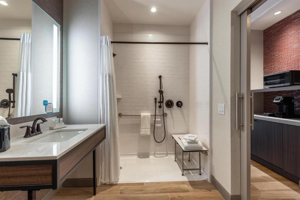 King Room with Roll-In Shower - Mobility Access room - Image 1