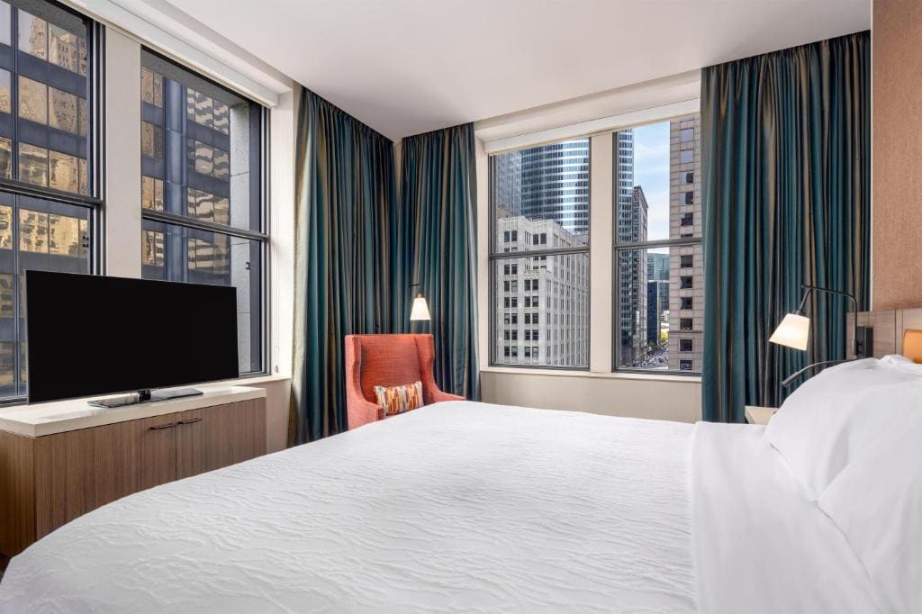 Deluxe King Room with Landmark View room - Image 1