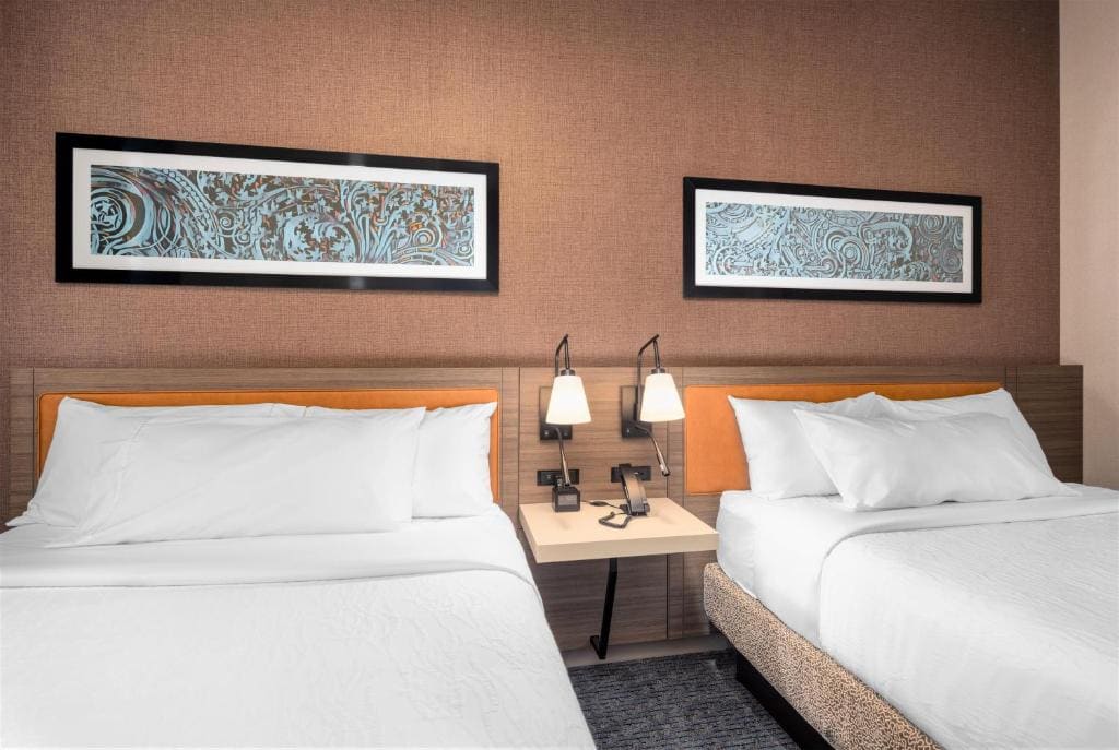 Queen Room with Two Queen Beds - Hearing Access room - Image 3