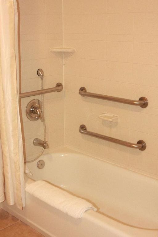 King Room with Tub - Mobility and Hearing Access room - Image 1