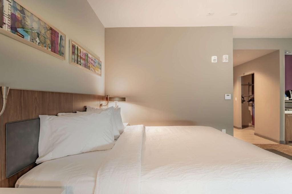 King Room with Sofa Bed - Hearing Accessible room - Image 1