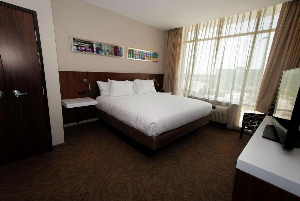 One-Bedroom King Suite room - Image 3